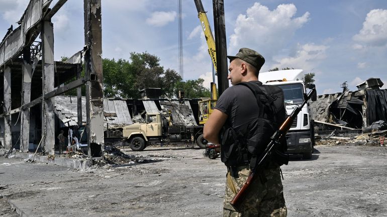Guerre en Ukraine : Poutine nie avoir frappé le centre commercial de Krementchouk, une attaque qui a fait 18 morts