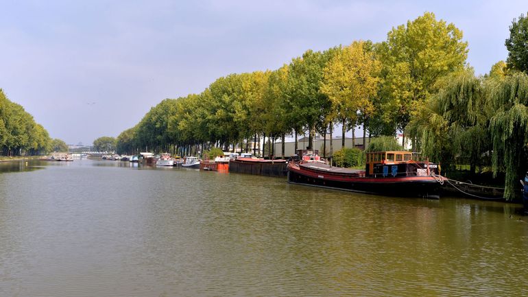 Une péniche inhabitée a coulé à Anderlecht