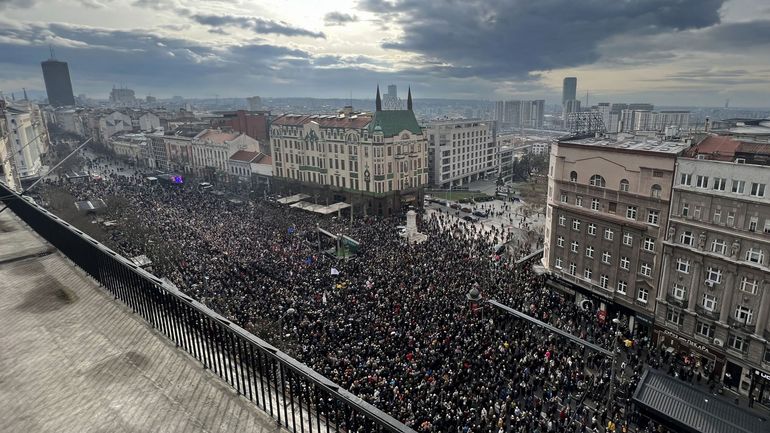 Belgrade : des milliers de Serbes à nouveau dans les rues pour dénoncer des fraudes aux élections législatives