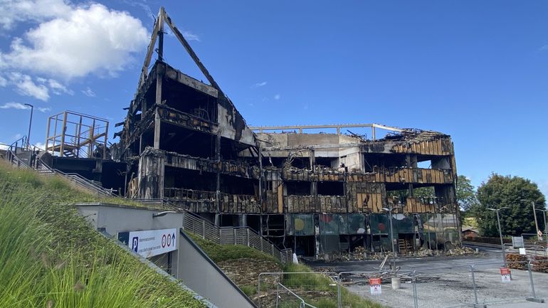 Une semaine après le spectaculaire incendie à Chaumont-Gistoux, le temps de l’enquête, avant la reconstruction