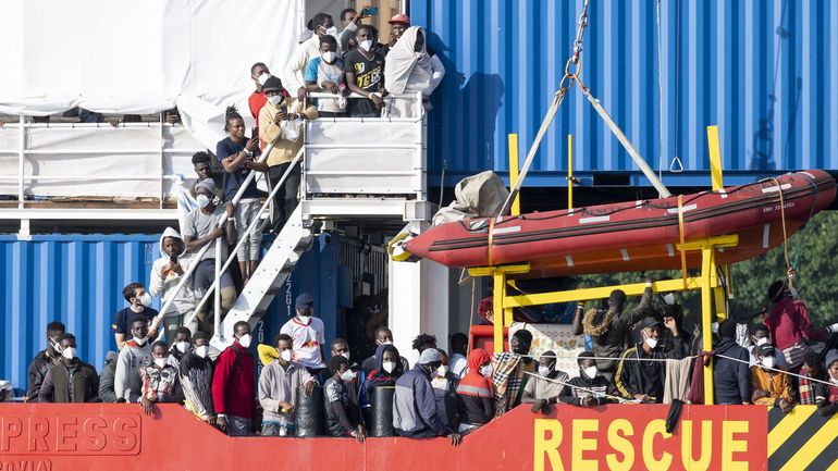 Les ONG qui sauvent les migrants en Méditerranée ont-elles des liens avec les passeurs ? La question est posée par la justice italienne