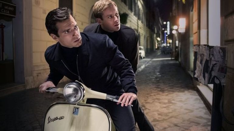 Dans "Agents très spéciaux", un agent de la CIA, Napoleon Solo (henry Cavill), est contraint de collaborer avec un agent du KGB, Illya Kuryakin (Armie Hammer), pour arrêter une organisation criminelle qui menace l’équilibre mondial.