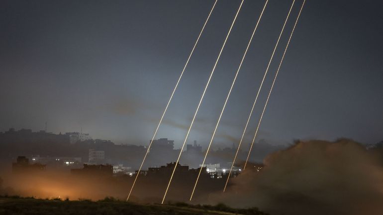 Guerre au Israël-Gaza : Israël dit encercler la ville de Gaza, Blinken attendu au Proche-Orient