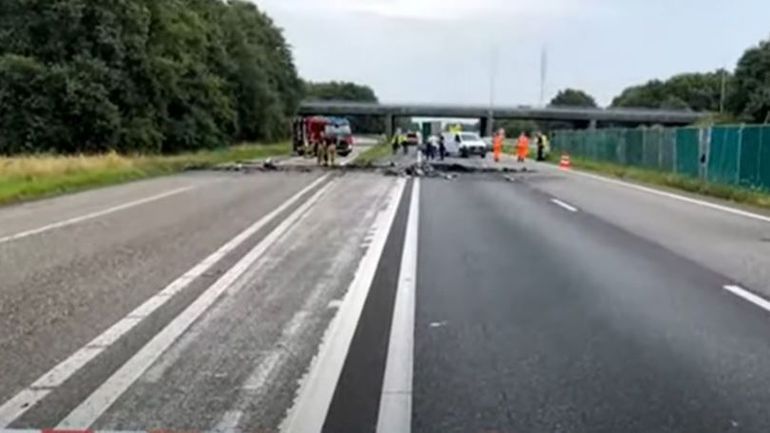 Un petit avion s'écrase sur une autoroute aux Pays-Bas, le pilote est décédé