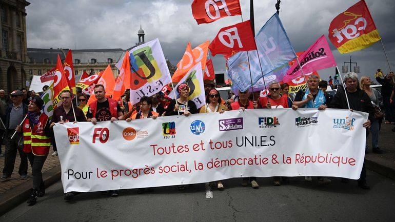 Législatives en France : des dizaines de milliers d'opposants à l'extrême droite défilent, tempête à LFI