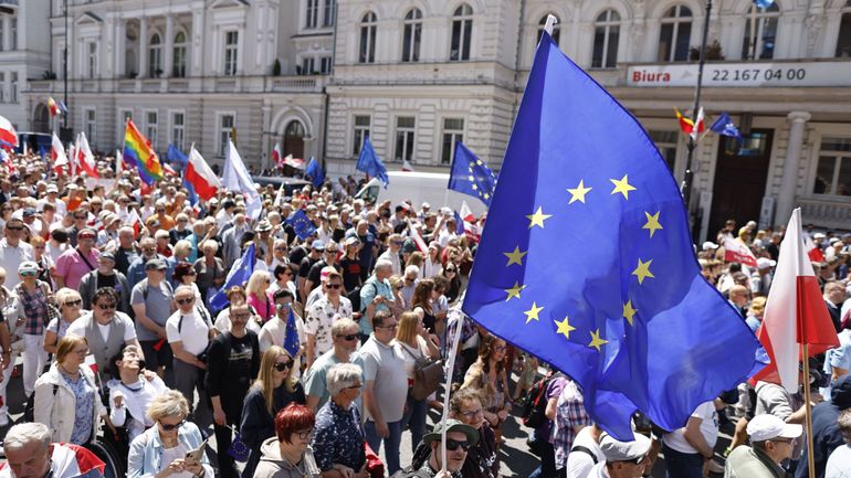 Pologne : imposante manifestation antigouvernementale à Varsovie