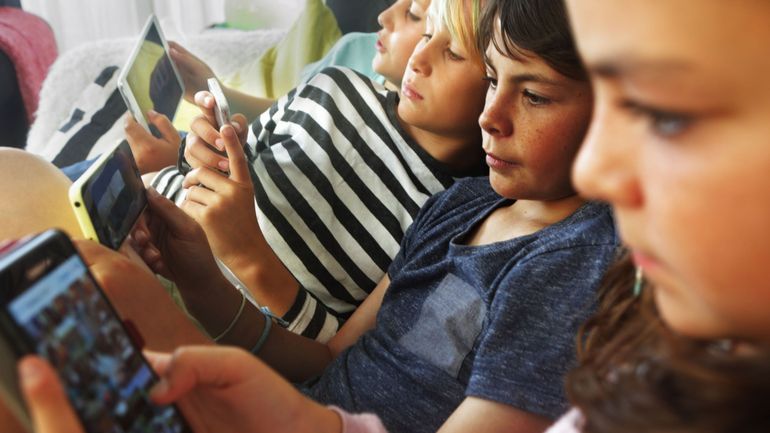 Interdire les réseaux sociaux avant 15 ans : les limites du projet en 4 questions