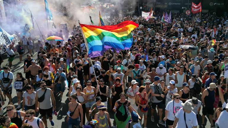 Argentine : à Buenos Aires, des milliers de manifestants défilent contre Javier Milei pour défendre la diversité