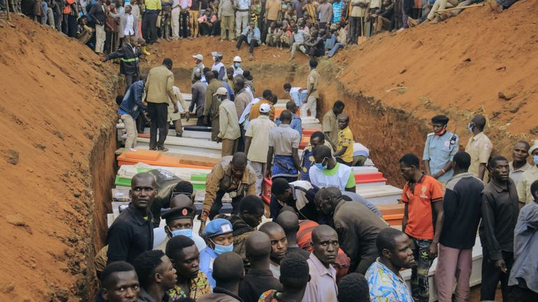 RDC : enterrement collectif des 62 personnes décédées suite au massacre de déplacés en Ituri