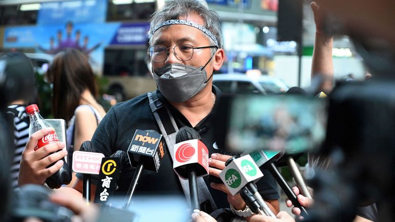 Hong Kong : le président du syndicat des journalistes inculpé avant son départ pour Oxford