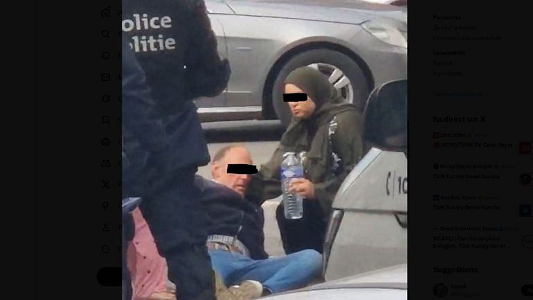 La photo de deux Molenbeekoises venues secourir un supporter du FC Bruges blessé : 