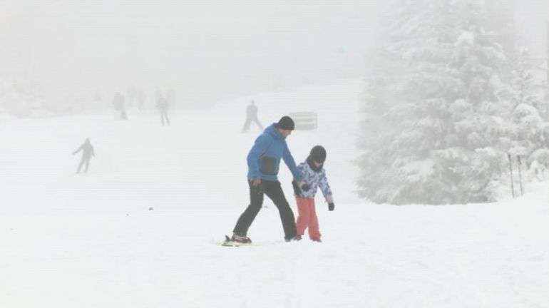 Luge, ski, snowboard, les amateurs de neige et de grand air profitent de ce dimanche