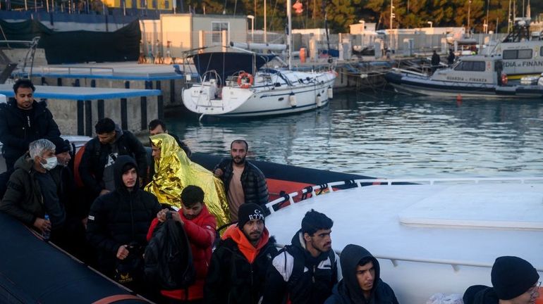 Italie : une cinquantaine de migrants en détresse secourus par les garde-côtes