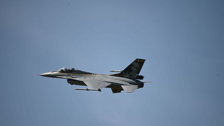 Atterrissage d'urgence à Ostende d'un F-16 touché par un éclair