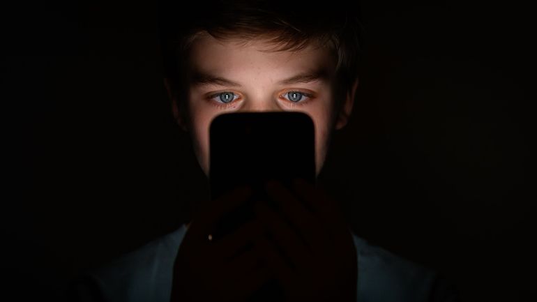 Interdiction de l'usage récréatif du téléphone à l'école dès l'année prochaine : le décret est voté