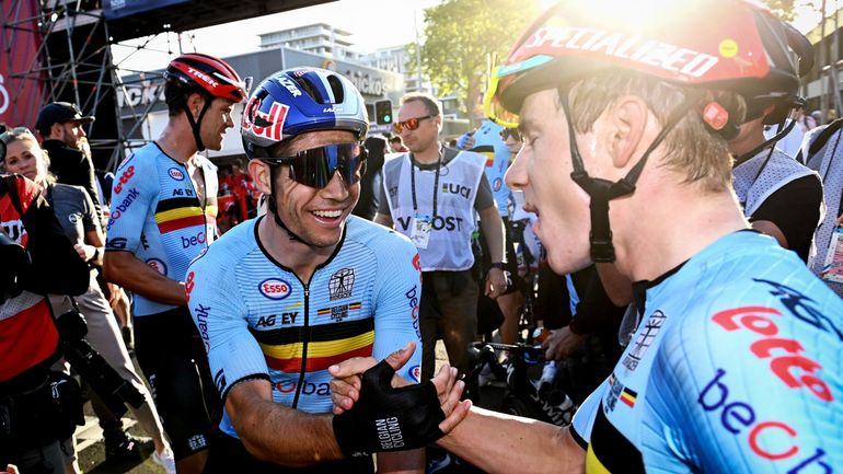 Le moment attendu : van Aert et Evenepoel dans les bras l'un de l'autre à l'arrivée des championnats du monde