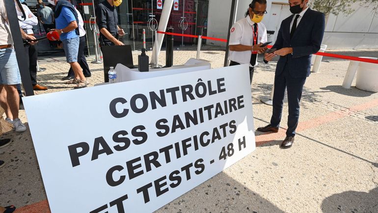 Restos, cinéma, théâtre... malgré la grogne, le pass sanitaire est validé en France. Entrée en vigueur ce lundi