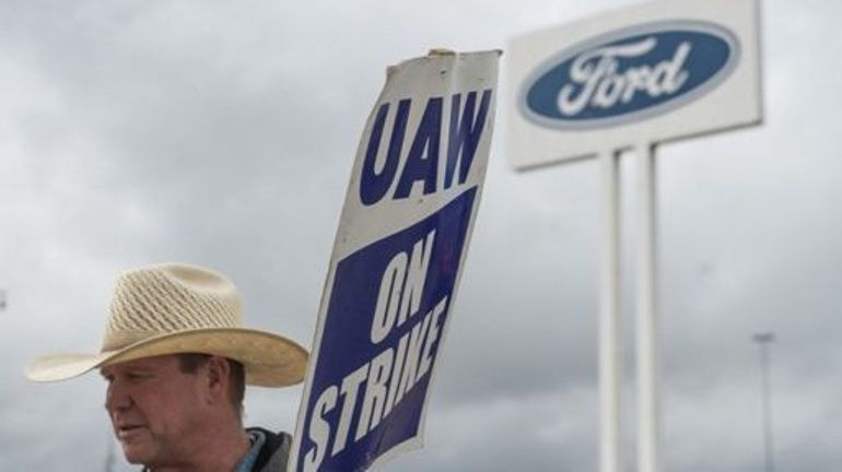 États-Unis : 8700 employés supplémentaires cessent le travail chez Ford sur consigne du syndicat UAW