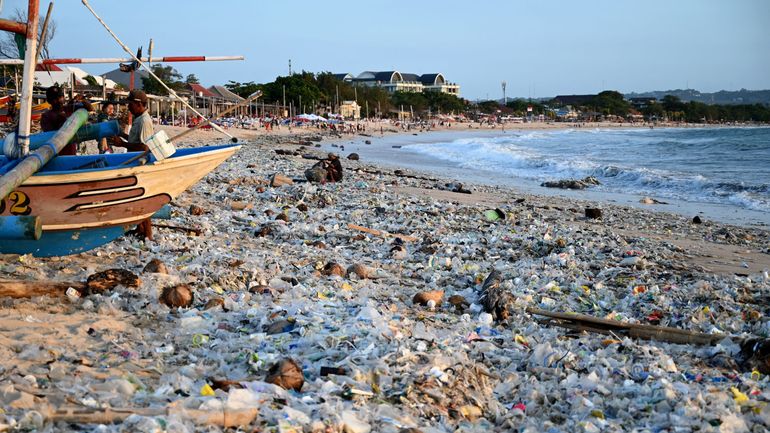 Mousson en Indonésie : les touristes présents à Bali horrifiés par un raz-de-marée d'ordures