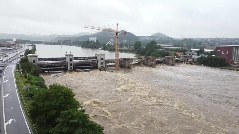 Inondations à Liège : situation tendue au barrage de Monsin, une grue menace l'alimentation des stations de pompage