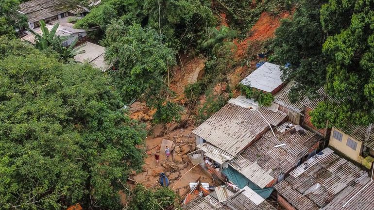 Brésil : Lula survole la zone sinistrée par une tempête meurtrière