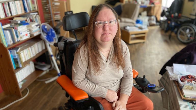 Claire, paraplégique, se voit refuser son accès dans un avion à cause de sa chaise électrique considérée trop lourde