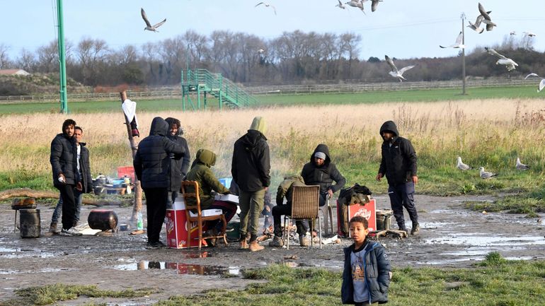 À Calais, des migrants évacués d'un campement, trois jours après des heurts avec la police