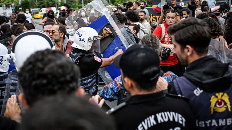 Turquie : les autorités entrent de force au siège de l'opposition à Istanbul