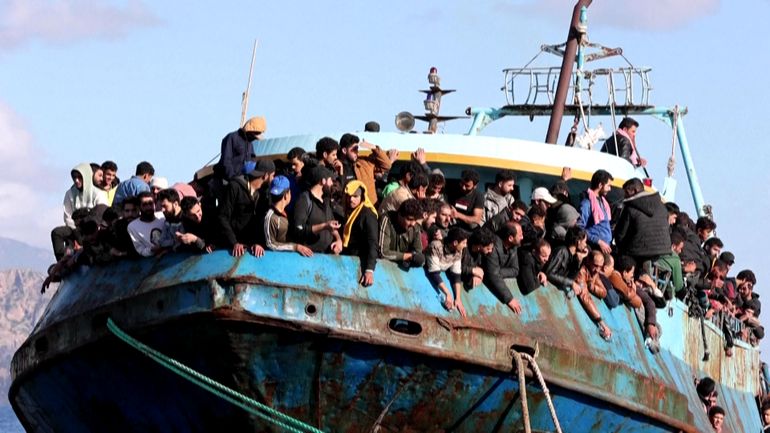 Grèce : 483 migrants secourus en mer, transférés sur un ferry