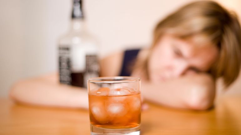L'alcoolisme au féminin, un tabou ? Il faut en parler et se soigner, conseille l'alcoologue Martin de Duve