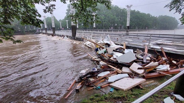 Inondations à Liège : les autorités demandent aux habitants du centre-ville et des quartiers en bord de Meuse d'évacuer la ville