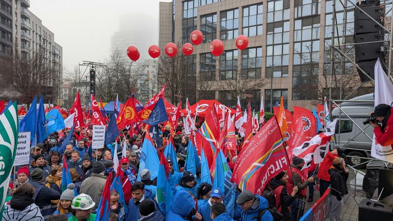 Métallurgie : les ouvriers de Thy-Marcinelle se rassemblent avant de manifester pour l'industrie européenne à Bruxelles