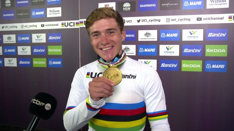 La saison "magique" de Remco Evenepoel le pare d'arc-en-ciel : "les deux cartes belges étaient présentes, on mérite ce titre à 100%"