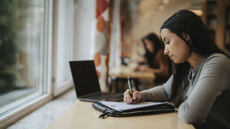 Est-il plus efficace de prendre des notes papiers ou sur ordinateur ?