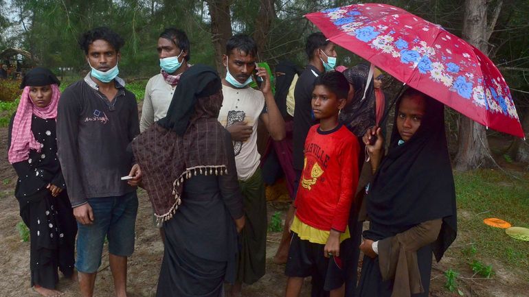 Plus de 80 Rohingyas arrivent sur les côtes indonésiennes: neuf sont morts pendant le voyage en bateau