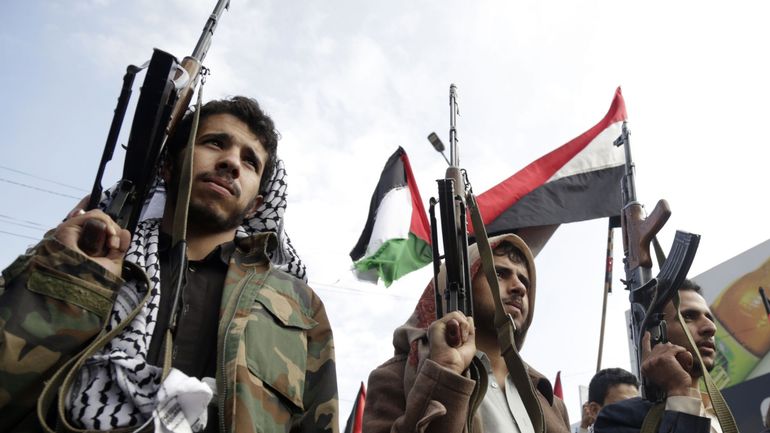 Yémen : les rebelles Houthis affirment s'être emparés d'un navire israélien, Israël dément