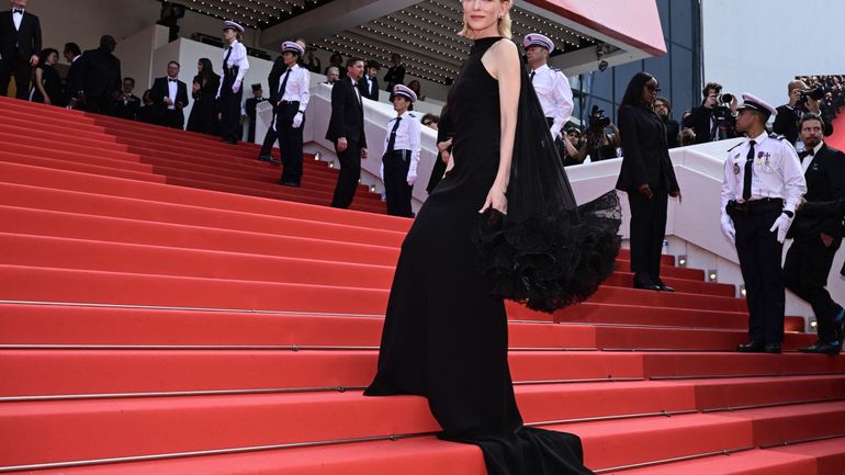 Festival de Cannes : qui décrochera la Palme d'or ? Les stars défilent sur les marches avant le palmarès