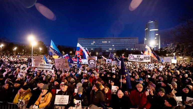 Slovaquie : des milliers de manifestants défilent contre un rapprochement avec Moscou