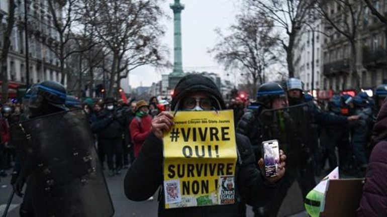 Réforme des retraites en France : dockers, raffineurs et électriciens sont en grève