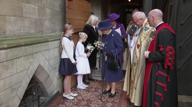 La Reine Elizabeth II apparaît avec une canne, les premiers signes d'un affaiblissement ?