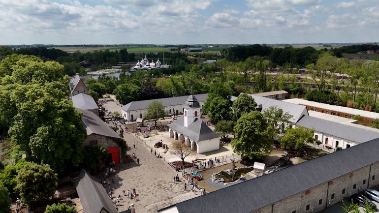 Une ferme du 18e siècle restaurée et transformée en logements à Pairi Daiza