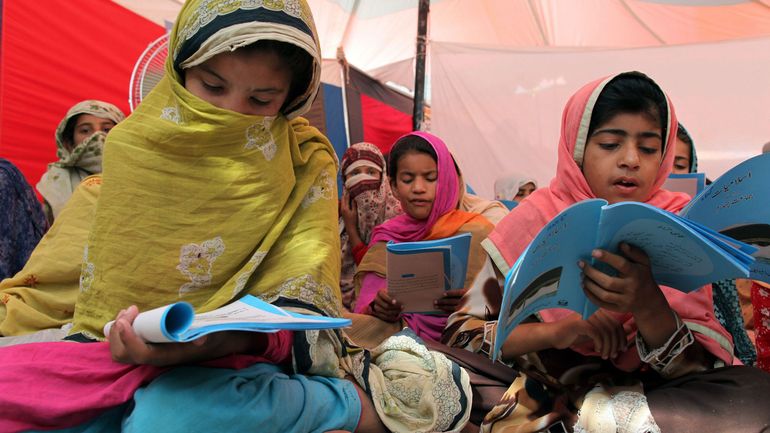 Pakistan : une deuxième école pour filles visée par une bombe en une semaine