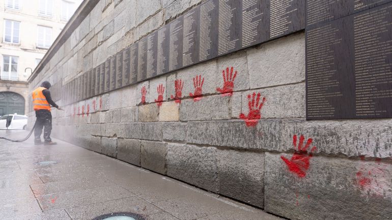 Mains rouges taguées au Mémorial de la Shoah à Paris : les trois suspects auraient fui vers la Belgique