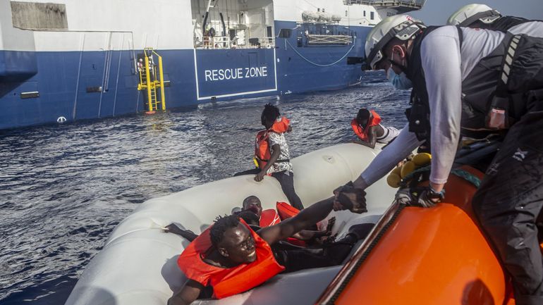Des centaines de migrants récupérés le long des côtes italiennes, plusieurs morts