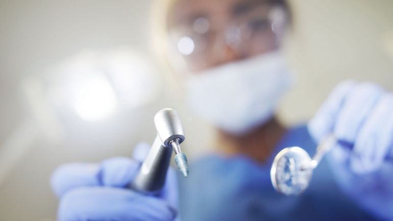 De plus en plus de dentistes refusent d'être conventionnés, surtout en Flandre : quelles conséquences pour le patient ?