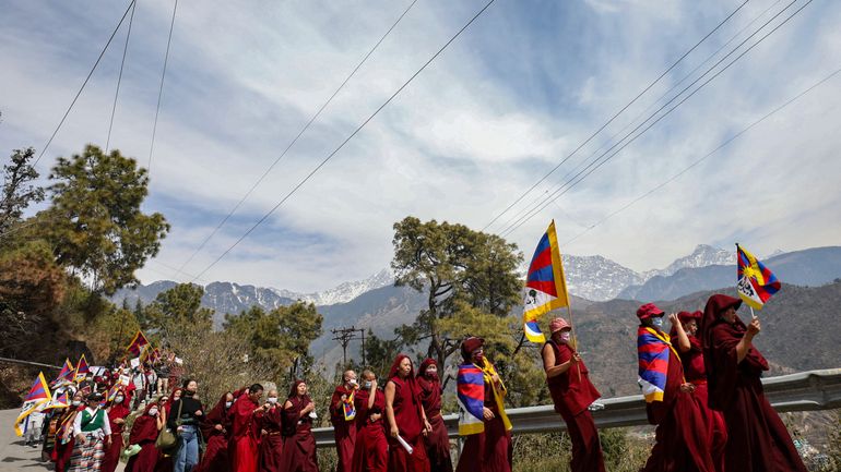 A Dharamsala, en Inde, des Tibétains en exil manifestent pour le 65e anniversaire de leur soulèvement réprimé