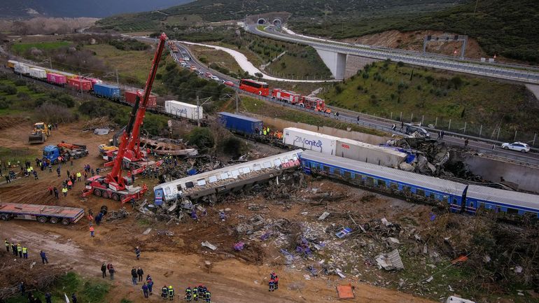 Collision frontale entre deux trains en Grèce : un nouveau bilan fait état d'au moins 36 morts et 85 blessés