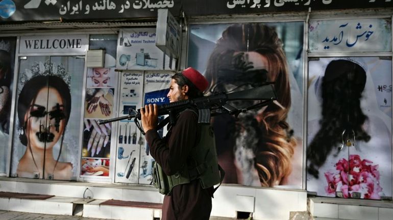 Afghanistan: l'image de la femme s'efface dans les rues de Kaboul