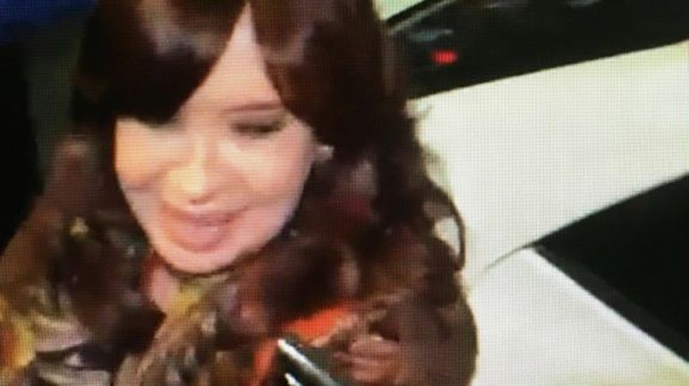 Argentine : un homme arrêté après une arme pointée sur Cristina Kirchner