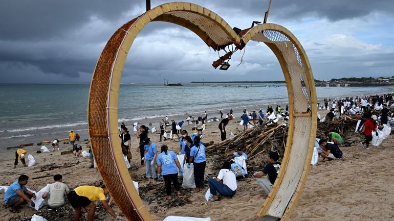 Indonésie : à Bali, nettoyage de plages envahies par l'un des 